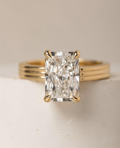 Anillo de compromiso solitario de oro macizo de 14K con moissanita de corte radiante de lujo, 4 quilates, joyería fina al por mayor - Product Image 1