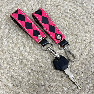 งานเอ็กซ์โปเดือนมีนาคม 2026 พวงกุญแจหนังวัวลายตารางหมากรุกแบบสั่งทำพิเศษพร้อมตัวล็อคโลหะ เหมาะสำหรับใช้ในชีวิตประจำวันหรือเป็นของขวัญ - Product Image 4