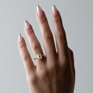 Bagues de fiançailles et alliances de mariage style vintage unique, minimalistes, en or massif 14K, avec diamant de laboratoire taille coussin antique et solitaire - Product Image 2