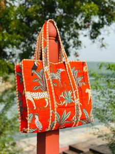 Bolso de mano acolchado de algodón hecho a mano con estampado animal, de gran capacidad, para compras, viajes, reutilizable y ecológico. - Product Image 3