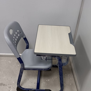 Ensemble de bureau scolaire moderne en plastique avec dossier haut, tablette d'écriture rotative, hauteur réglable, mobilier durable pour salle de classe et salon - Product Image 3