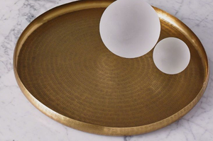 Plateau en fer d'aluminium patiné intemporel avec bord rustique en laiton pour l'amélioration de la présentation de la décoration de la maison de mariage - Product Image 3