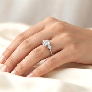 Anillo de Compromiso de Oro Sólido de 10K, 14K, 18K con Diamante Ovalado Cultivado en Laboratorio, Dos Diamantes Laterales en Forma de Pera, Anillo de Tres Piedras con Certificado IGI - Product Image 6