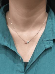 Collar con Colgante de Oro de 14K con Diamante Cultivado en Laboratorio de Corte Esmeralda de 1.30ct, Certificado por IGI, Color E, Engaste en Racimo, Joyería de Lujo para Mujer - Product Image 4
