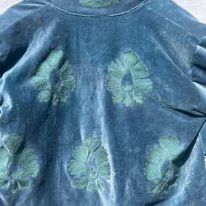 Hermosa Chaqueta Azul de Terciopelo Suzani con Bordado Floral Hecho a Mano, Arte Folclórico Bohemio, Abrigo Étnico de Invierno para Mujer, Regalo para Ella - Product Image 2