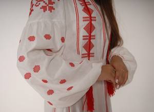 Vestido Maxi Blanco de Fiesta con Abertura Frontal, 100% Algodón Tejido, Manga Corta, Bordado a Mano Ucraniano, Estilo Casual - Product Image 4