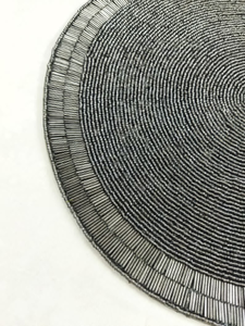 Salvamanteles hecho a mano con cuentas color gris estaño de Glowin Fashion - Product Image 2