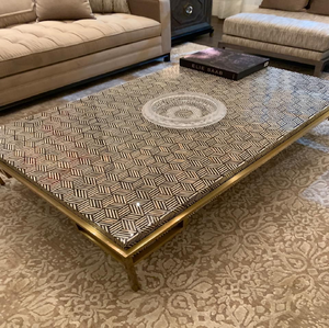 Mesa de centro ovalada hecha a mano con incrustaciones de hueso, con patrones monocromáticos llamativos y patas de metal dorado, disponible a precios de mayorista. - Product Image 5