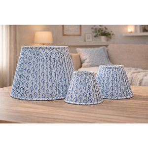 Abat-jour en viscose et lin avec motif géométrique en forme de cœur bleu |   Abat-jour plissé en tissu imprimé blanc et bleu |   Table décorative, sol - Product Image 1