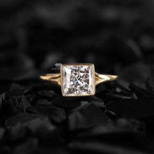 Anillo de compromiso y boda minimalista con diamante de laboratorio talla princesa engastado en bisel, oro de 14K, joyería fina personalizada, proveedor mayorista - Product Image 1