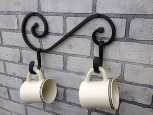 Soporte clásico para tazas de hierro diseñado para colgar varias tazas de forma segura en espacios de cocina del hogar con un acabado elegante. - Product Image 4