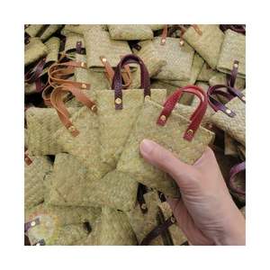 Porte-clés souvenir vietnamien fait main en herbe de jonc naturelle pour la décoration de sacs et les cadeaux, Vietnam - Product Image 1