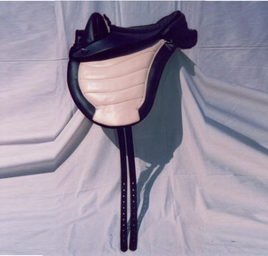 Silla de montar sin árbol de cuero para caballo, superventas, con correa a juego disponible - Product Image 3