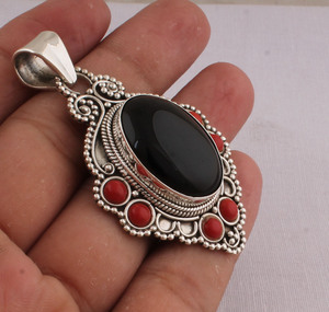 Colgante Vintage de Plata de Ley 925 con Ónix Negro y Coral, Colgante de Coral Rojo Natural y Gema Negra, Hecho a Mano, Estilo Antiguo, Venta al por Mayor - Product Image 2