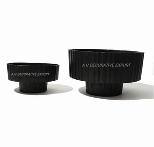 Jardinières en aluminium côtelé noir mat - Pot sur pied industriel moderne pour l'aménagement intérieur et extérieur contemporain, écologique - Product Image 1