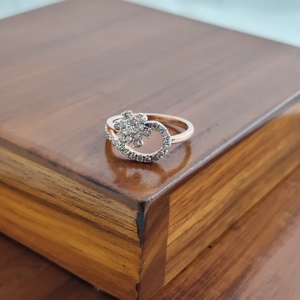 Bague Namivaa en or rose 14 carats avec diamants, motif floral en grappe et halo, design torsadé élégant, pour femme, idéale pour les fêtes et le quotidien, bijoux fins, finition polie, cadeau - Product Image 3