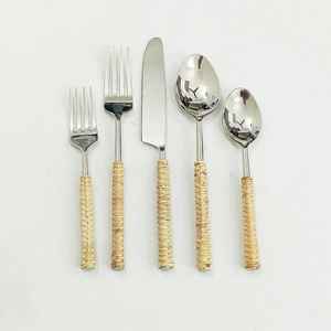 Achetez à bas prix un élégant ensemble de couverts en métal avec manche en bois, ensemble de couverts en acier inoxydable argenté, couverts de luxe créatifs de haute qualité. - Product Image 2