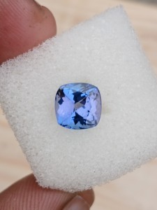 Tanzanita Azul Natural con Corte Cojín Púrpura, Gema de 7.60 mm y 2.10 Quilates con Juego de Color, Haram Gems Art - Product Image 1