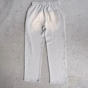 กางเกงวอร์มปักลายเพชรแบบกำหนดเอง ผ้าคอตตอนหนานุ่ม ทรงขาบาน กางเกงจ็อกเกอร์ผ้าหนาสำหรับผู้ชาย ปักลาย ล้างสีแบบแอซิดวอช ทรงขากว้าง - Product Image 5