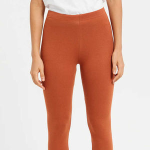 Leggings para mujer diseñados para uso diario, rutinas de entrenamiento, sesiones de estiramiento y comodidad informal, con tela flexible. - Product Image 4