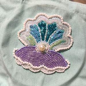 Broche de Cuentas Hecho a Mano, Elegante Pin Floral de Diseño para Mujer, a Precio Económico - Product Image 1