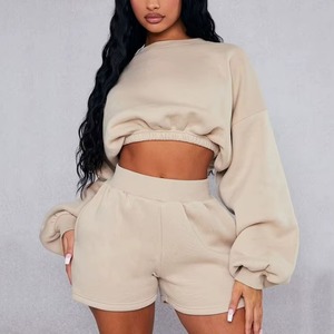 Ensemble personnalisé pour femme : sweat à capuche et short d'hiver, tenue d'entraînement confortable en deux pièces avec options de logo sur le devant pour l'entraînement décontracté - Product Image 1