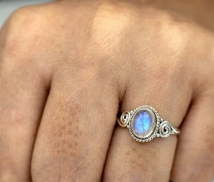 Anillo de plata de ley 925 con piedra lunar ovalada, joyería artesanal con piedras preciosas, elegante anillo de regalo para mujer, fabricante y proveedor mayorista - Product Image 5