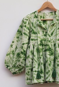 Túnica de algodón tie-dye bohemia para mujer, blusa de verano con estampado a mano, cuello en V, manga globo, borlas de encaje, transpirable, informal, OEM - Product Image 2