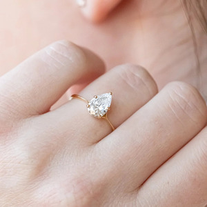 Bague de fiançailles solitaire en or jaune avec diamant de laboratoire taille poire - Product Image 3