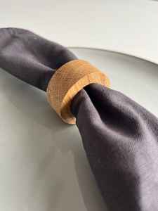 Anneaux de serviette modernes en résine écologique, décoration de table en osier, personnalisés pour une expérience culinaire élégante et raffinée par MS Handicraft - Product Image 4