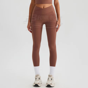 กางเกงขาสั้นเอวสูงทรงวีสำหรับผู้หญิง มีกระเป๋าข้าง ยกกระชับสะโพก เนื้อผ้านุ่ม ยืดหยุ่นสูง ระบายอากาศได้ดี เหมาะสำหรับออกกำลังกาย พร้อมโลโก้แบบกำหนดเอง - Product Image 4