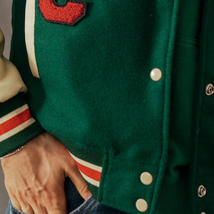Veste de sport verte pour homme avec manches crème, capuche et broderie '03 sur le devant, coupe classique, pour l'automne - Product Image 5