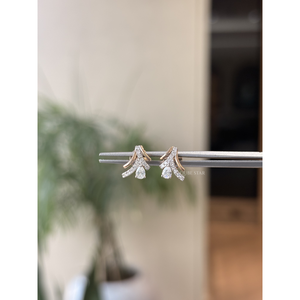 Pendientes de Diamante Cultivado en Laboratorio de 0.30 Ct, Corte Pera Curvo, Certificado IGI, Oro de 14K, Minimalistas, Finos, para Mujer, Boda, Hechos a Medida - Product Image 6