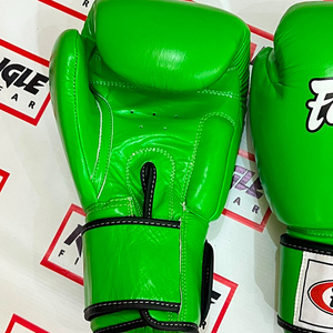 ถุงมือชกมวย Fairtex คุณภาพสูง หนังแท้ ถุงมือมวยไทย Fairtex สำหรับฝึกซ้อม ผลิตตามสั่ง อุปกรณ์ต่อสู้ Fairtex - Product Image 2