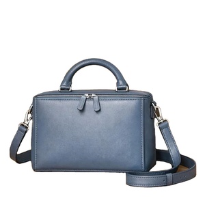 Este bolso de mano azul con asa superior es similar en estilo al bolso cruzado de cuero PU ADITAM, con una estructura similar. - Product Image 1