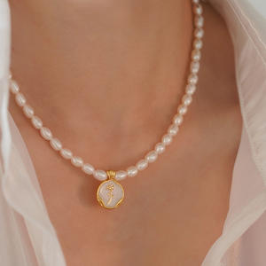 Collier de perles de millet d'eau douce françaises 4-5 mm avec pendentif rose en émail plaqué or 14 carats, style vintage et polyvalent - Product Image 1