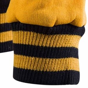 Estilo streetwear con chaqueta varsity para hombre con capucha y comodidad de inspiración deportiva - Product Image 1