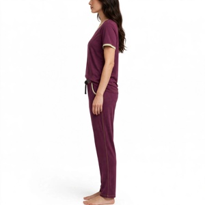 Conjunto de Pijama Borgoña para Mujer con Cuello en V, Camiseta de Manga Corta y Pantalones Largos con Cordón Ajustable - Product Image 4