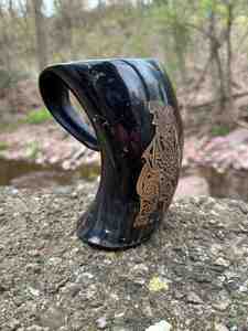 Mugs et cornes à boire magnifiquement sculptés sur mesure, cornes à boire et cornes à souffler pour les magasins d'articles artisanaux vikings et les magasins de cidre fort. - Product Image 3