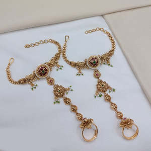 Chaîne de corps fine traditionnelle ethnique pour femme, plaquée or royal, avec pierres Pota et perles, bracelet de mariage Haath Phool - Product Image 5
