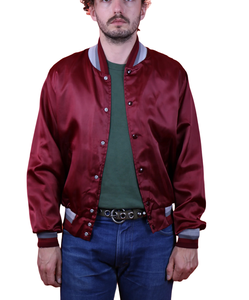 แจ็คเก็ตเบสบอลผ้าซาตินไหมพิมพ์ลายโลโก้แบบกำหนดเอง แจ็คเก็ตเบสบอลผ้าซาตินปักโลโก้หรูหราเงางาม แจ็คเก็ตเบสบอลผู้ชายไซส์ใหญ่ - Product Image 3