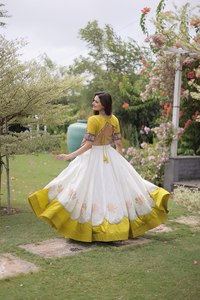 Lehenga Choli Amarillo Bordado con Falda Blanca, Trabajo Kutchi, Ropa Tradicional India para Bodas, Elástica y Sin Arrugas - Product Image 4