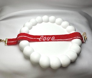 Bracelet perlé blanc avec broderie rouge 'Love', bijou fantaisie en plastique, cadeau personnalisé pour la Saint-Valentin - Product Image 3