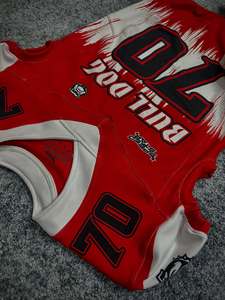 เสื้อเจอร์ซีย์อเมริกันฟุตบอลสีแดงแบบซับลิเมชั่นสำหรับผู้ชาย แขนกุด คอวี แห้งเร็ว ทรงพอดีตัว พร้อมหมายเลขทีมและโลโก้พิมพ์ - Product Image 4