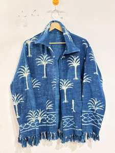 Chaqueta de Mujer en Algodón Azul Índigo con Estampado de Palmeras, Cuello Camisero y Dobladillo con Flecos - Product Image 3