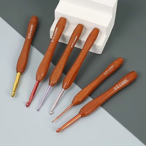 Ganchillo de Metal con Mango de Madera Premium para Tejer, Agarre Suave de Madera de Palisandro, Herramienta Artesanal Hecha a Mano para Proyectos de Ganchillo y Hilos - Product Image 5