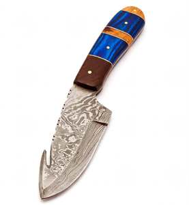 Herramienta utilitaria de acero de Damasco con patrón retorcido de alto contraste y mango híbrido de madera y resina azul, para procesamiento en campo. - Product Image 3