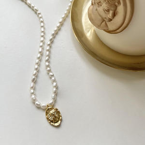 Collar de Perlas de Agua Dulce Francesas Retro de 4-5 mm, Collar Versátil con Moneda Dorada y Retrato para Mujer - Product Image 1