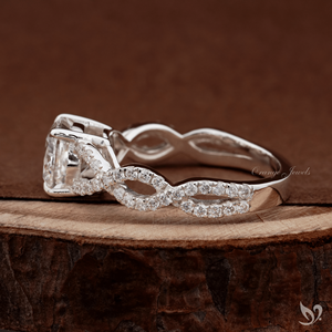 แหวนเพชรทรงคุชชั่น 2 กะรัต แบบฝังเพชรเรียงเป็นแถว วงแหวนบิดเกลียว ดีไซน์แยกส่วน รับรองโดย IGI ทองคำขาว 10K - Product Image 4