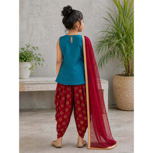 ชุดเดรสเด็กผู้หญิง Twisha-Xpressions ประดับตกแต่งด้วยผ้าโพลีเอสเตอร์แบบ Dhoti Dupatta สีน้ำเงินแดง แขนกุด พิมพ์ลายทั่วตัว ชุดพื้นเมืองสำหรับงานเทศกาลและงานปาร์ตี้ - Product Image 2